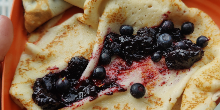 pannekaker med blåbærsyltetøy