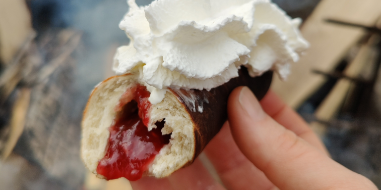 fastelavensbolle pinnebrød med krem og syltetøy